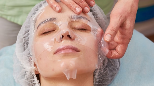 {护肤品精华液怎么用 护肤先用精华液还是水}